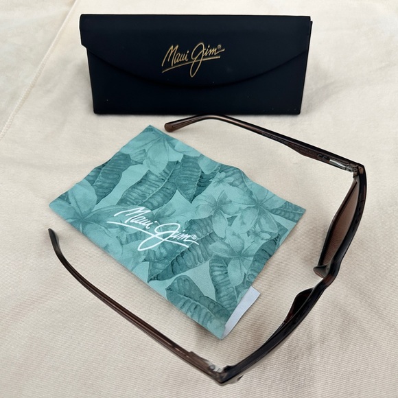 Maui Jim Sunglasses with Case. - Picture 5 of 6